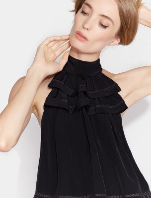 TOP MEDIO CUELLO CON HOLANES TOP MEDIO CUELLO CON HOLANES