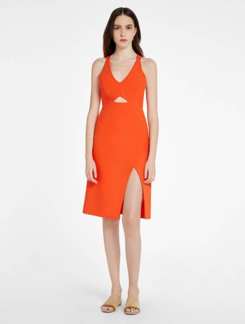 VESTIDO ESTRUCTURADO CON RECORTE FRONTAL
