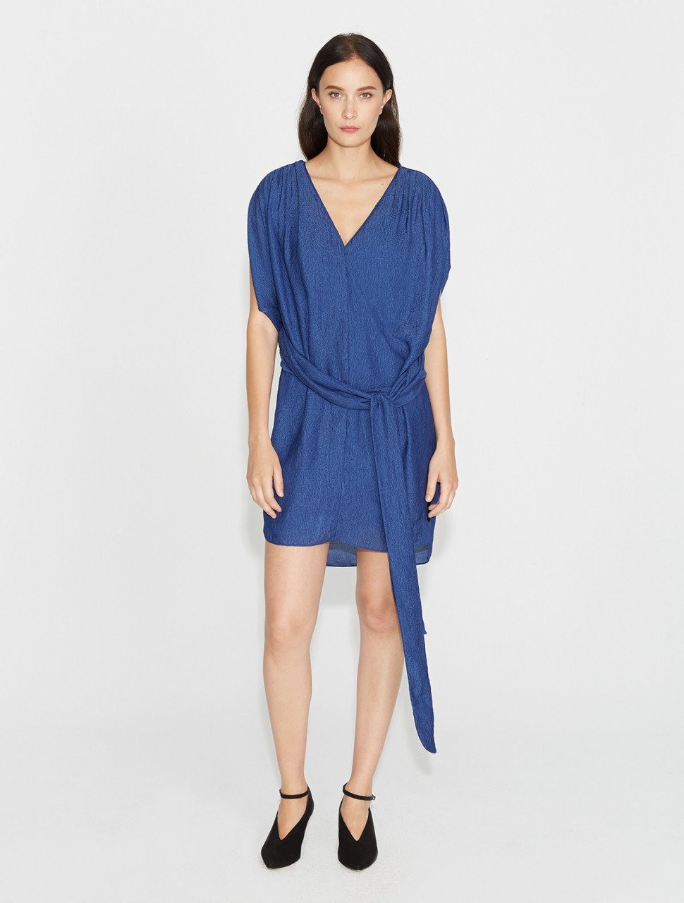 VESTIDO FLUIDO SATIN RAYADO CON LAZO VESTIDO FLUIDO SATIN RAYADO CON LAZO