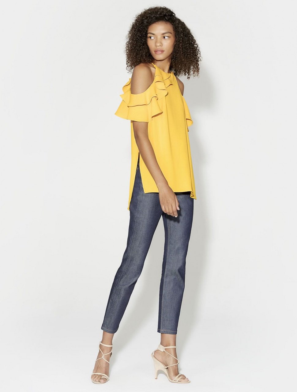 BLUSA CON HOMBROS DESCUBIERTOS BLUSA CON HOMBROS DESCUBIERTOS