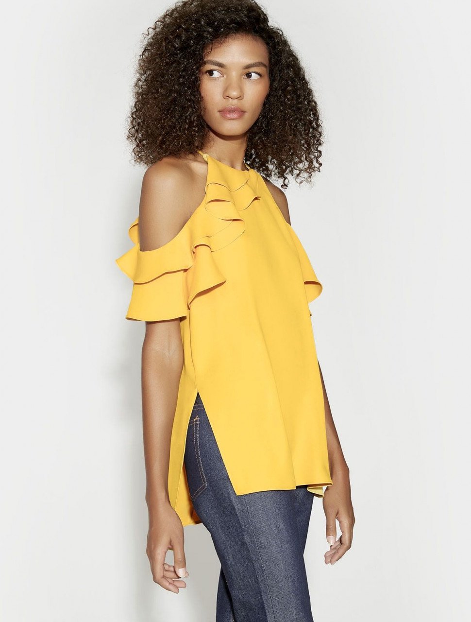 BLUSA CON HOMBROS DESCUBIERTOS BLUSA CON HOMBROS DESCUBIERTOS