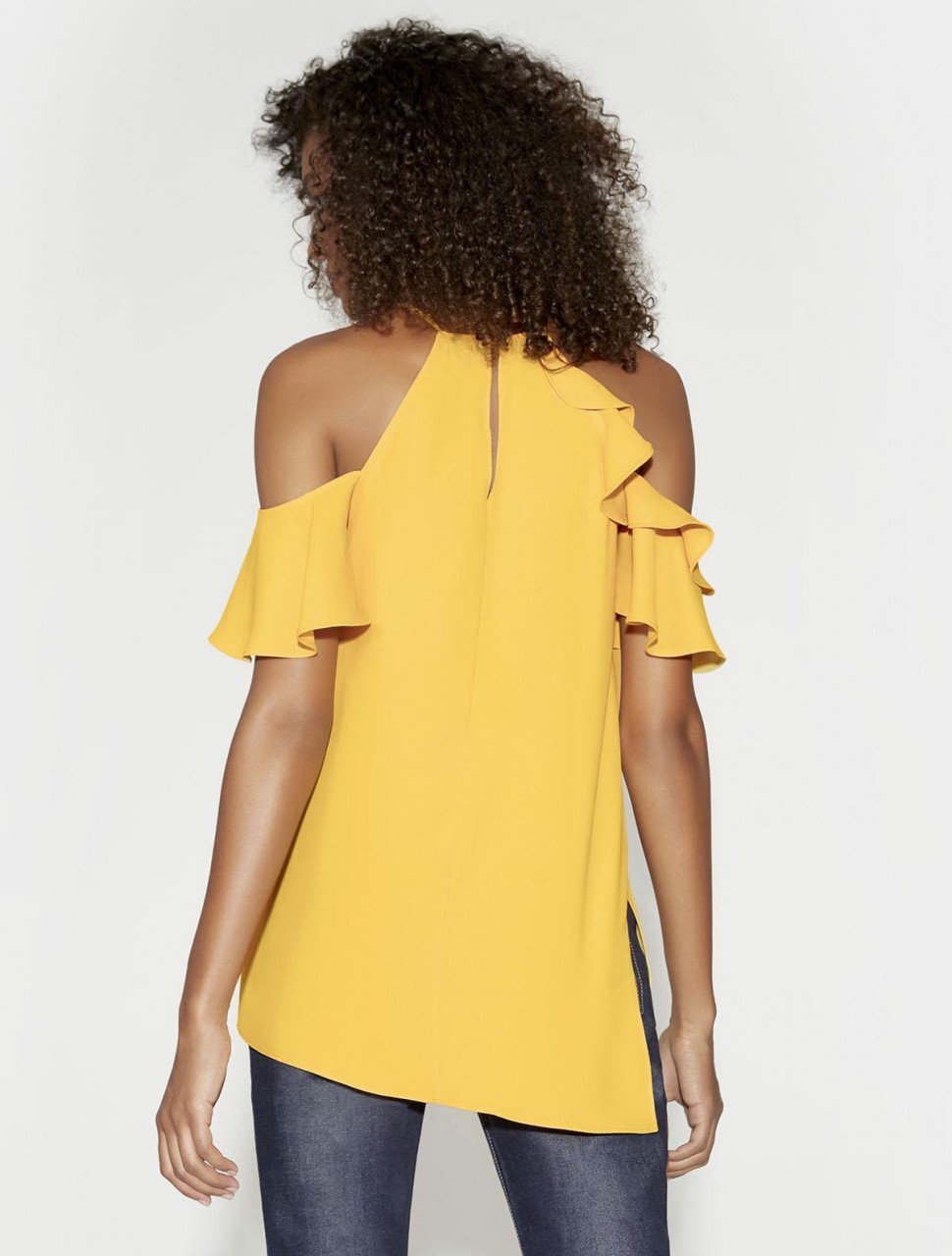 BLUSA CON HOMBROS DESCUBIERTOS BLUSA CON HOMBROS DESCUBIERTOS