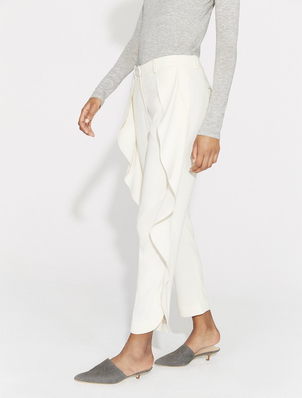 PANTALON CON DETALLES PANTALON CON DETALLES