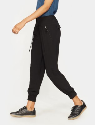 PANTALONES CON DETALLE DE CINTA PANTALONES CON DETALLE DE CINTA