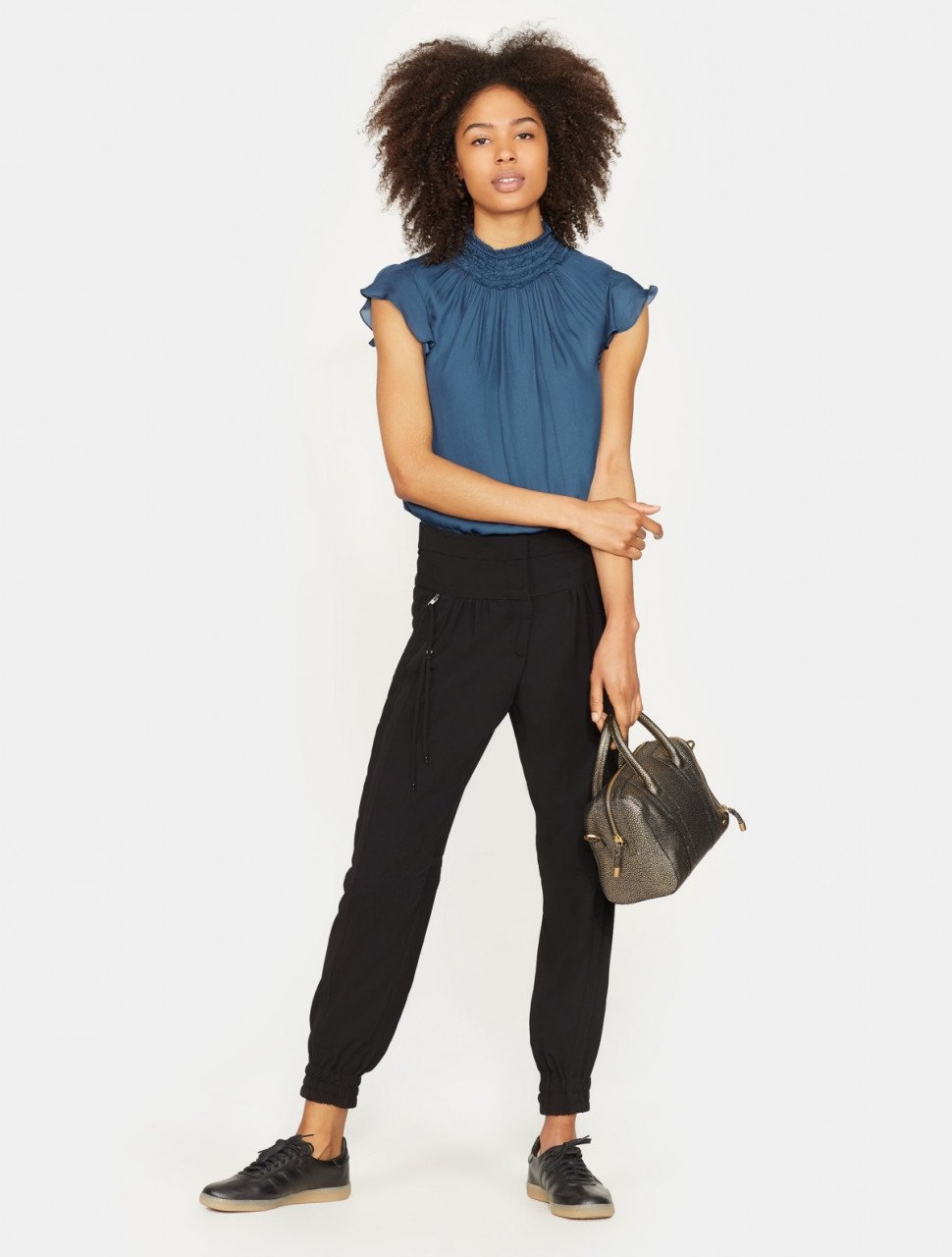 PANTALONES CON DETALLE DE CINTA PANTALONES CON DETALLE DE CINTA