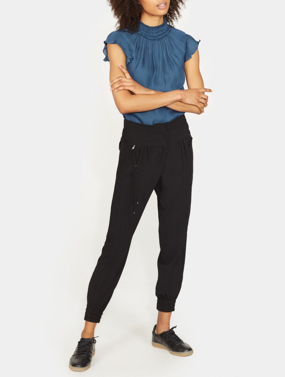 PANTALONES CON DETALLE DE CINTA PANTALONES CON DETALLE DE CINTA