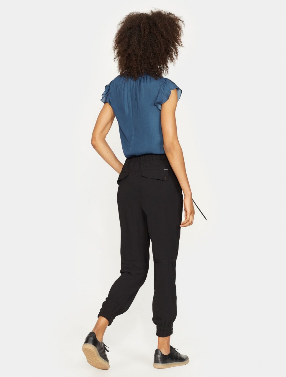 PANTALONES CON DETALLE DE CINTA PANTALONES CON DETALLE DE CINTA