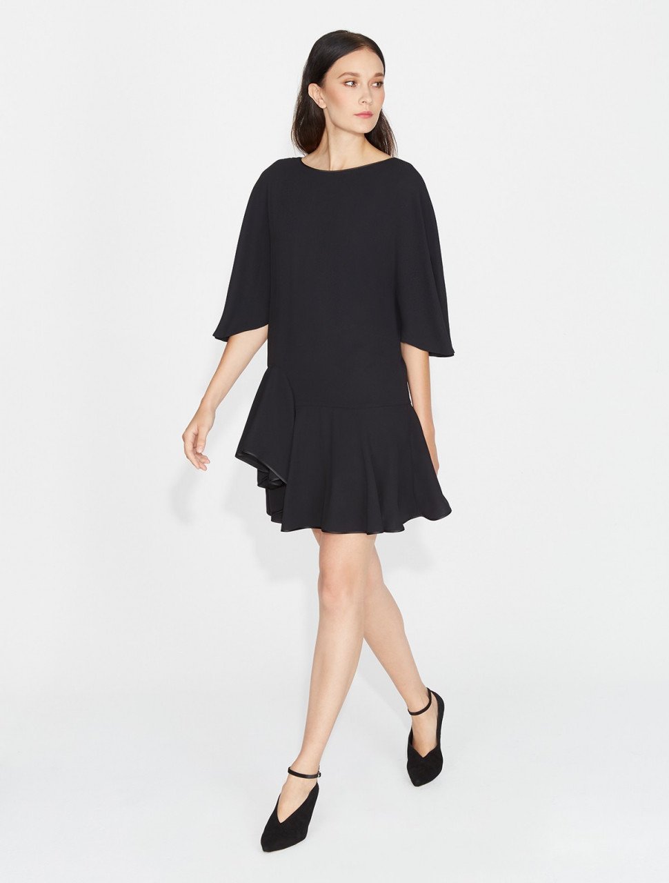 VESTIDO DE CREPE CON FALDA DE RUFFLE VESTIDO DE CREPE CON FALDA DE RUFFLE