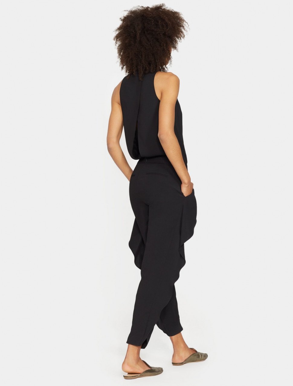 JUMPSUIT DE VOLANTES CON CUELLO MEDIO JUMPSUIT DE VOLANTES CON CUELLO MEDIO