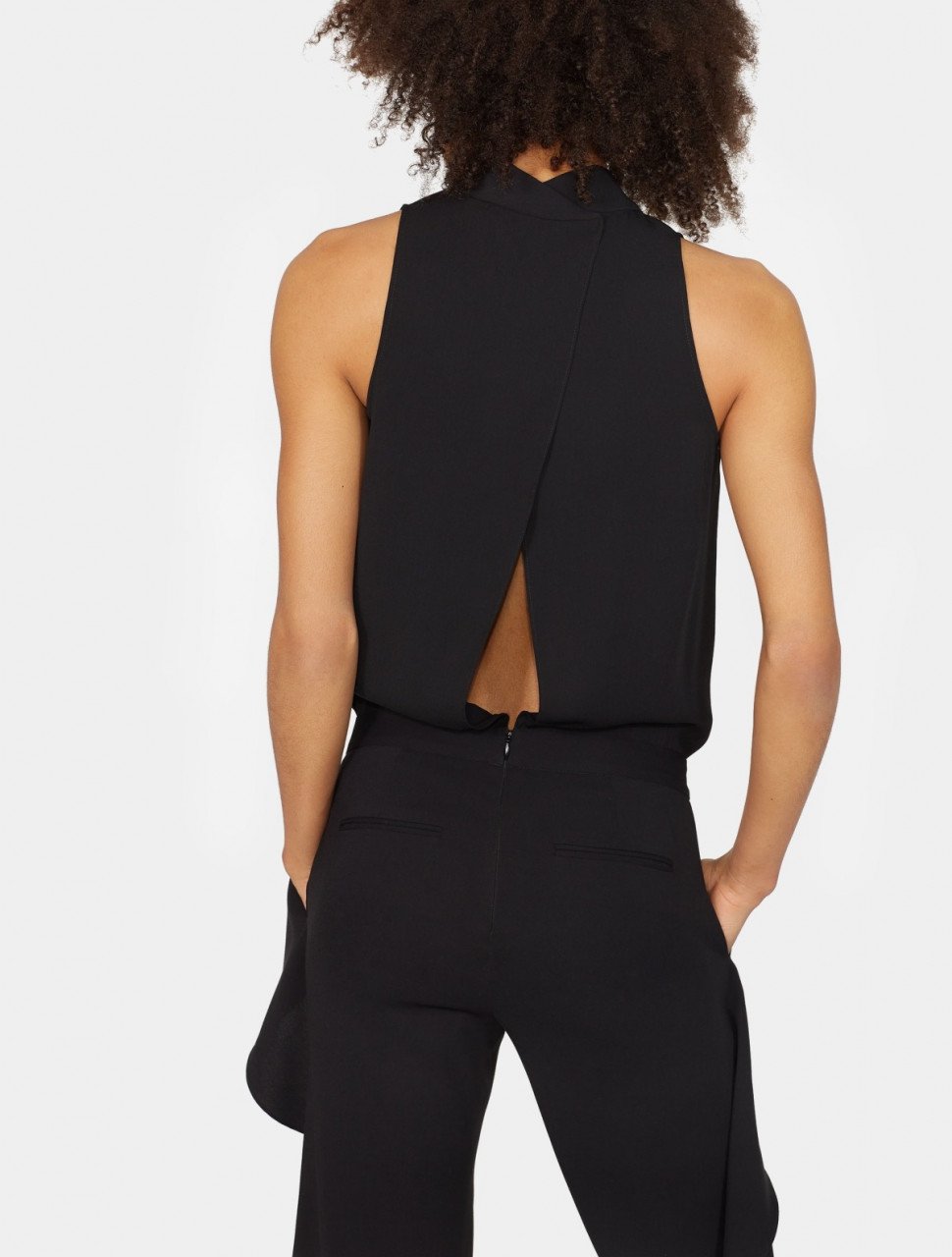 JUMPSUIT DE VOLANTES CON CUELLO MEDIO JUMPSUIT DE VOLANTES CON CUELLO MEDIO