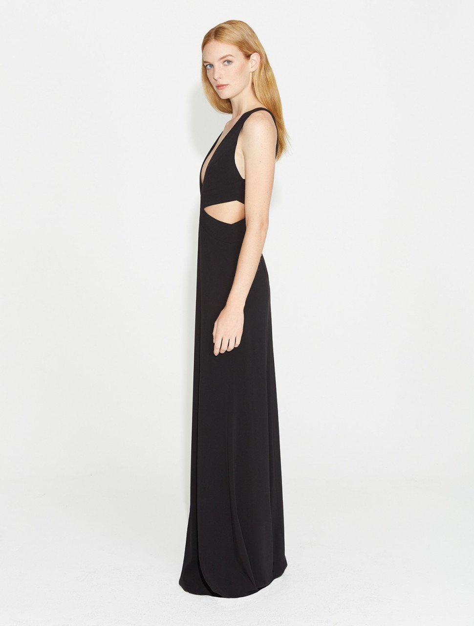 VESTIDO DE CREPE MINIMALISTA CON ABERTURAS LATERALES VESTIDO DE CREPE MINIMALISTA CON ABERTURAS LATERALES