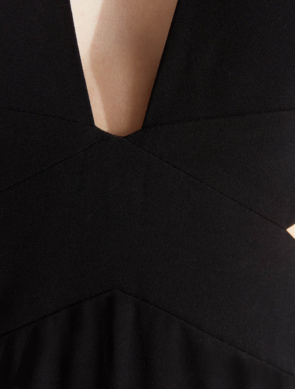 VESTIDO DE CREPE MINIMALISTA CON ABERTURAS LATERALES VESTIDO DE CREPE MINIMALISTA CON ABERTURAS LATERALES