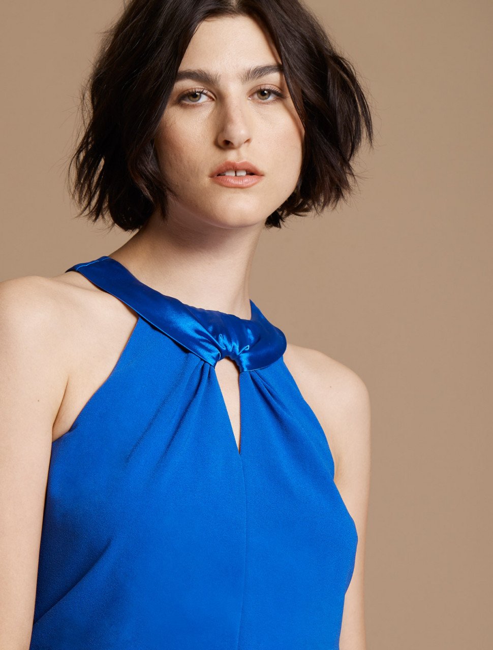 SATIN NECK CREPE GOWN WITH KEYHOLE SATIN NECK CREPE GOWN WITH KEYHOLE