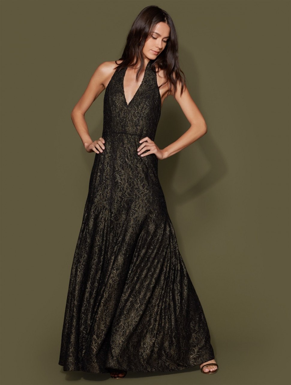 VESTIDO DE ENCAJE METÁLICO CON ABERTURA EN EL CUELLO VESTIDO DE ENCAJE METÁLICO CON ABERTURA EN EL CUELLO