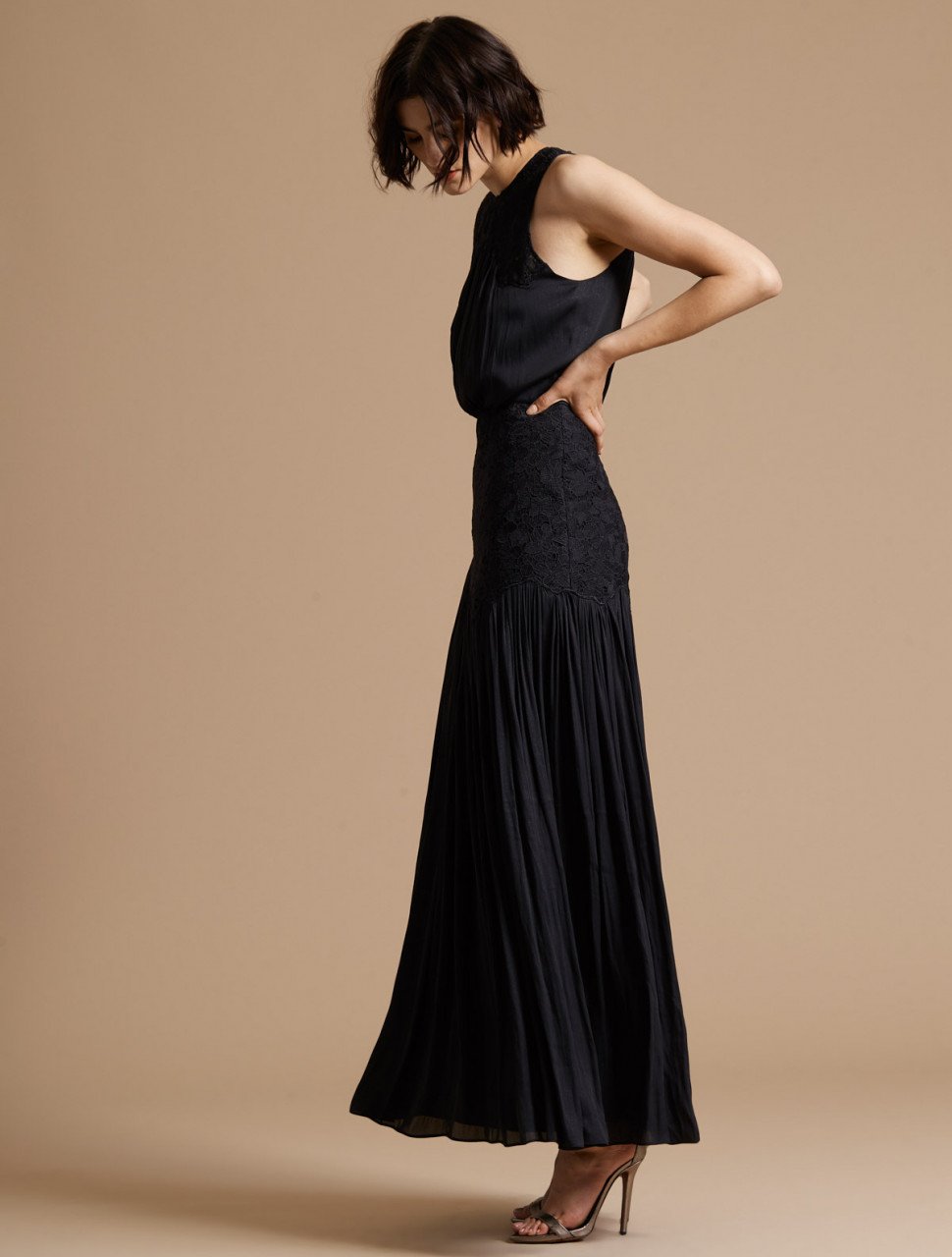 METALLIC MEMORY GEORGETTE FLORAL APPLIQUE GOWN METALLIC MEMORY GEORGETTE FLORAL APPLIQUE GOWN