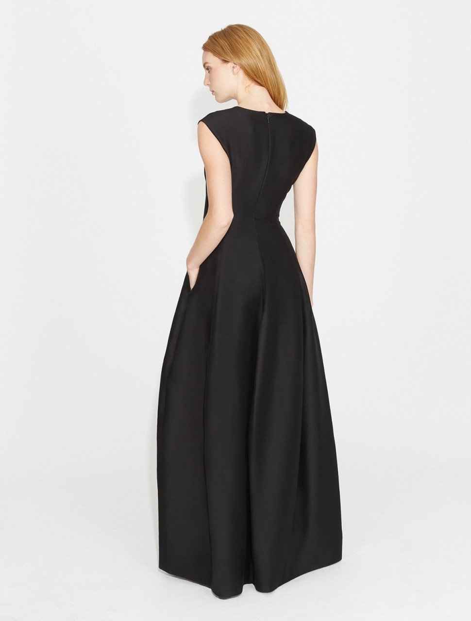 VESTIDO DE CUELLO GEOMÉTRICO CON FAILLE DE SEDA VESTIDO DE CUELLO GEOMÉTRICO CON FAILLE DE SEDA
