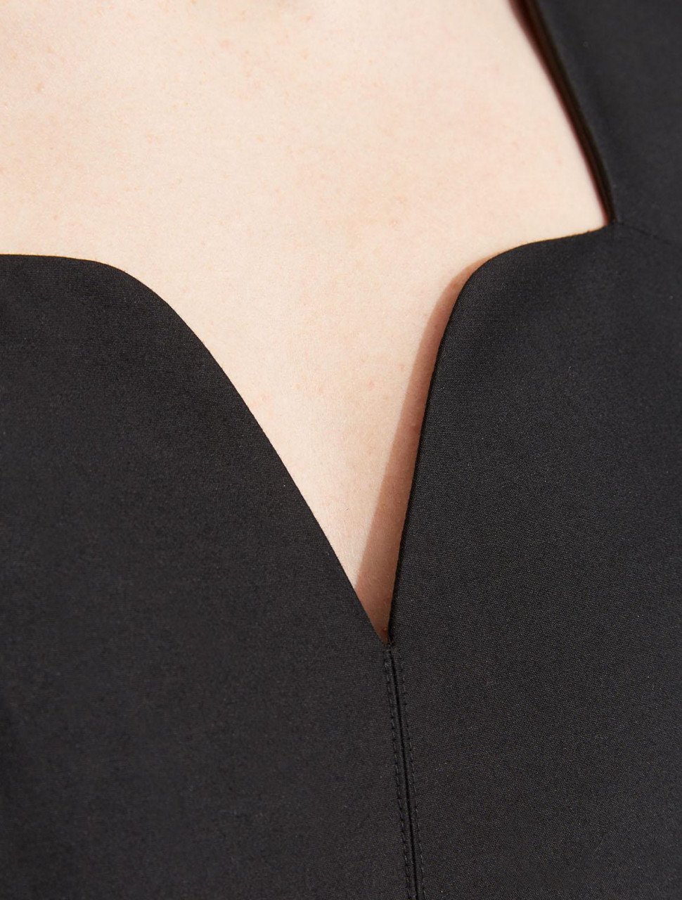 VESTIDO DE CUELLO GEOMÉTRICO CON FAILLE DE SEDA VESTIDO DE CUELLO GEOMÉTRICO CON FAILLE DE SEDA
