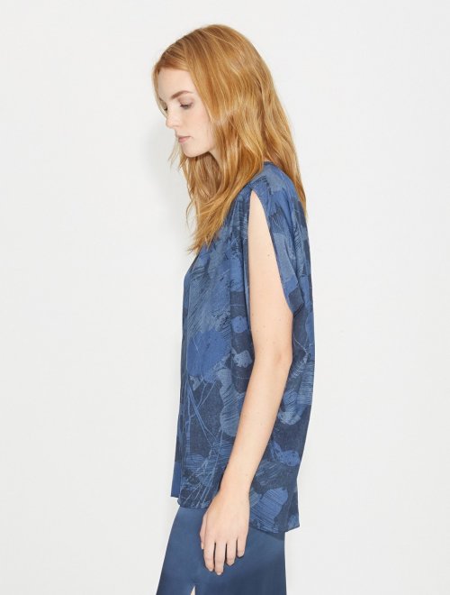 TOP ESTAMPADO DE SEDA CON CORRUGADO