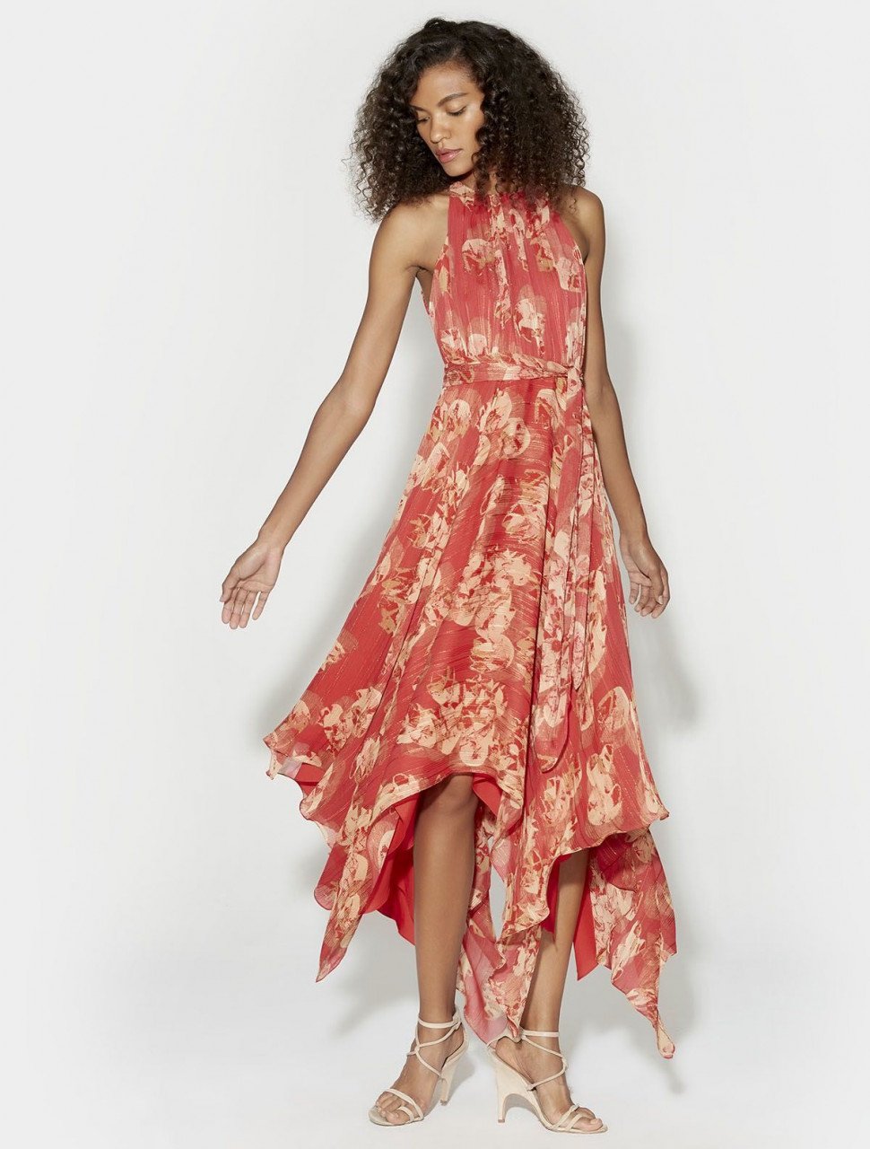 VESTIDO LARGO CUELLO ALTO SIN MANGAS Y DETALLE DE TIRANTE VESTIDO LARGO CUELLO ALTO SIN MANGAS Y DETALLE DE TIRANTE