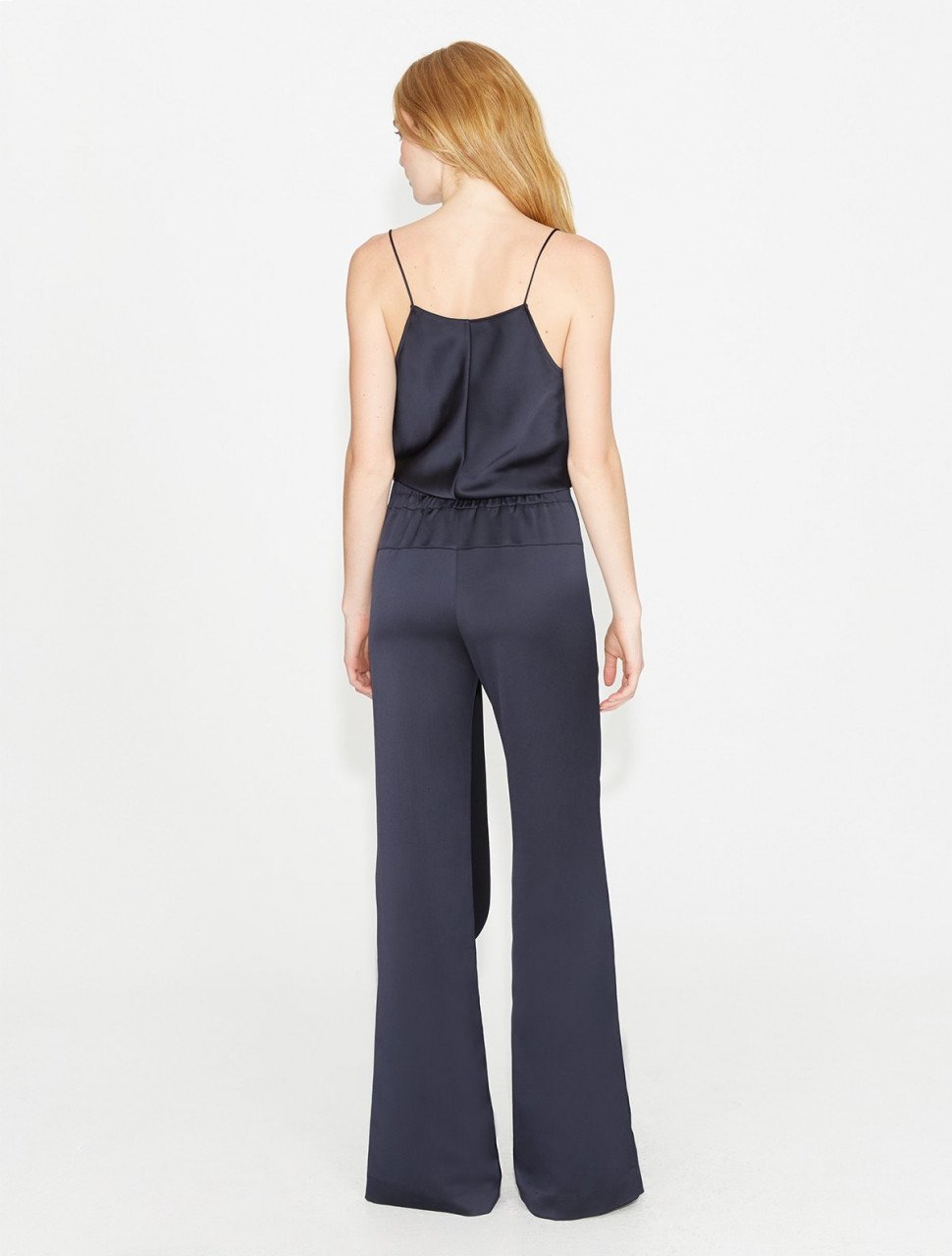 JUMPSUIT SATÍN CON DRAPEO AL FRENTE JUMPSUIT SATÍN CON DRAPEO AL FRENTE