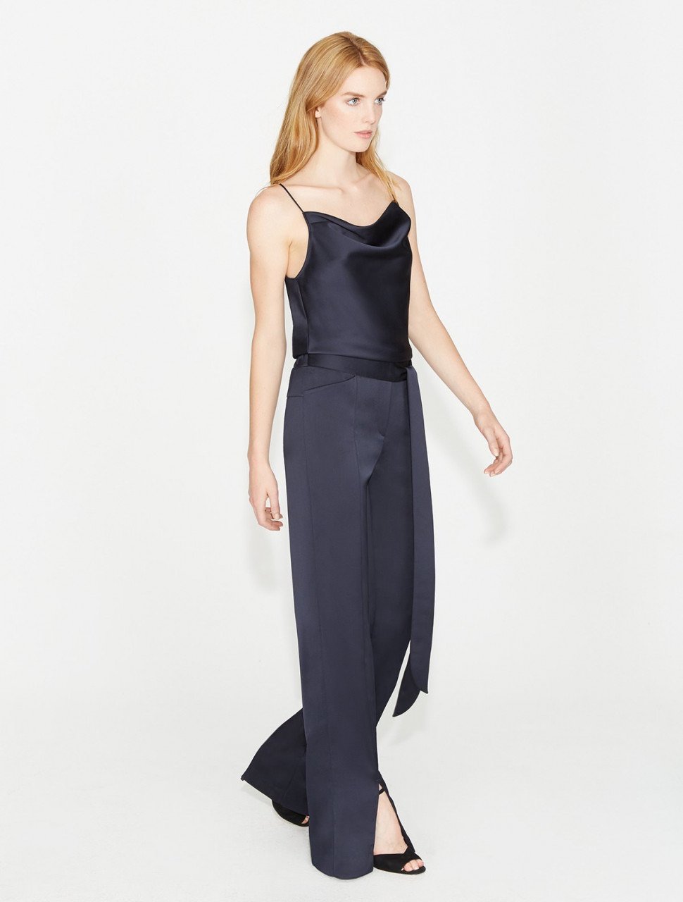JUMPSUIT SATÍN CON DRAPEO AL FRENTE JUMPSUIT SATÍN CON DRAPEO AL FRENTE