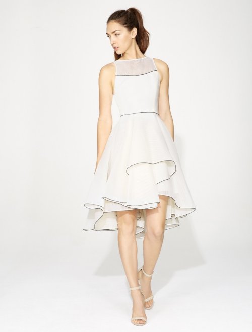 VESTIDO SIN MANGAS CUELLO V CON FALDA DRAMATICA