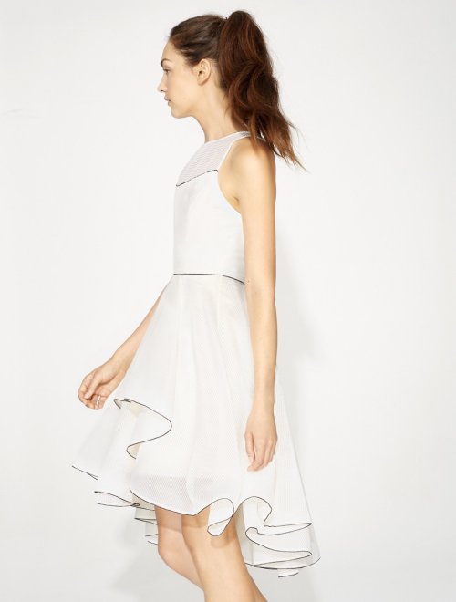 VESTIDO SIN MANGAS CUELLO V CON FALDA DRAMATICA