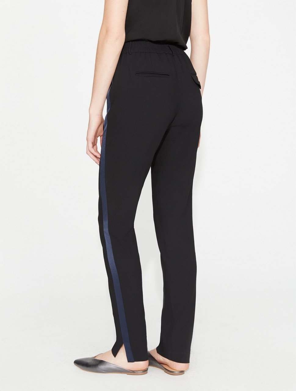 PANTALON SLIM CON DETALLE SATÍN PANTALON SLIM CON DETALLE SATÍN