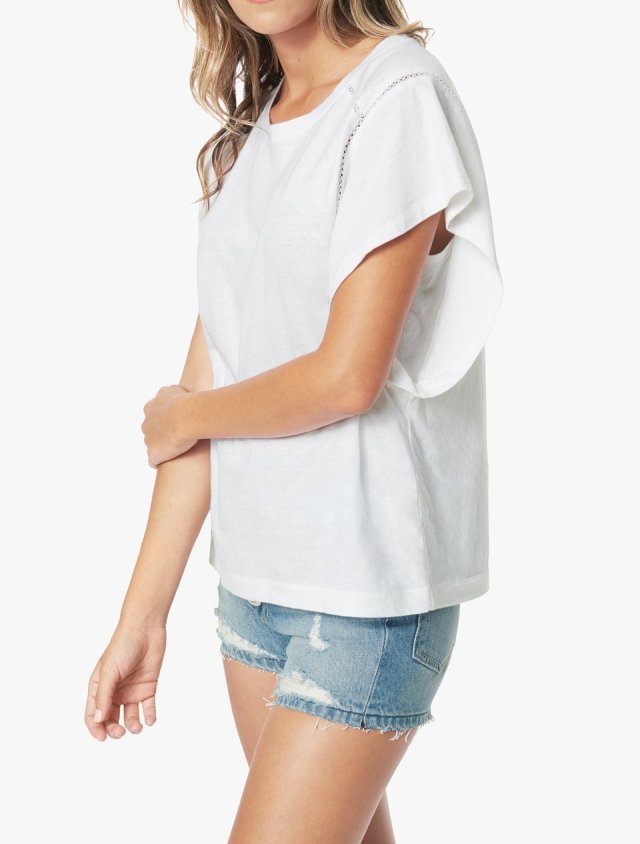 THE BUTTERFLY SHORT SLEEVE SEAMING TEE THE BUTTERFLY SHORT SLEEVE SEAMING TEE