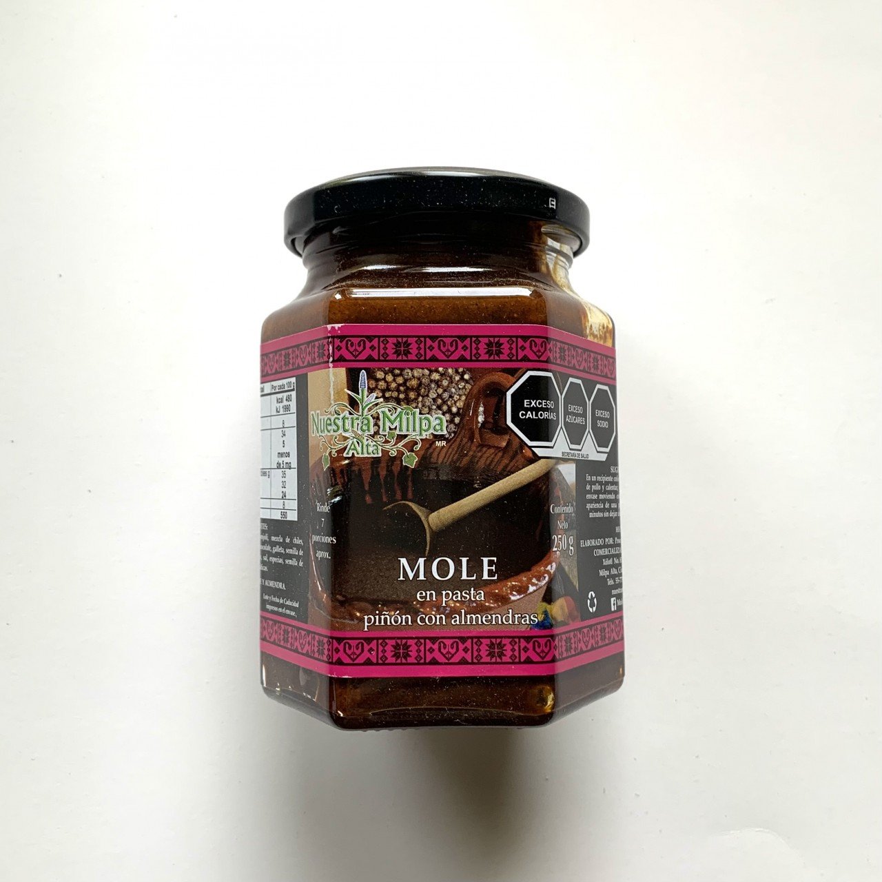 Mole en pasta con piñón y almendras